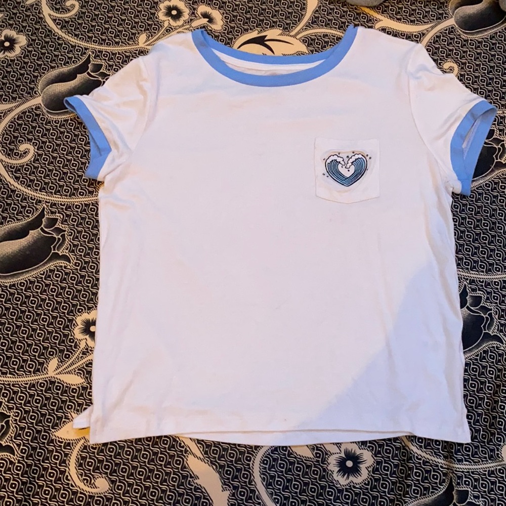 White and blue tee with wave on the pocket